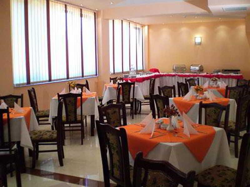 Denisa Hotel โอโตเปนี ร้านอาหาร รูปภาพ