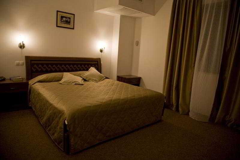 Denisa Hotel โอโตเปนี ภายนอก รูปภาพ