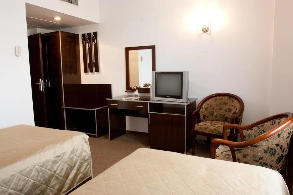Denisa Hotel โอโตเปนี ภายนอก รูปภาพ
