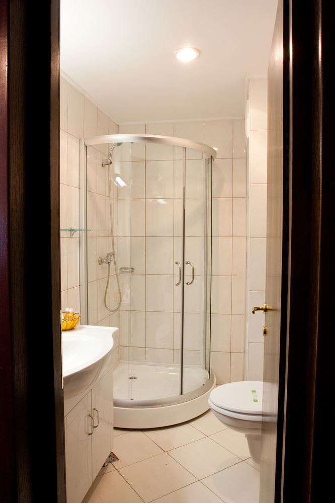 Denisa Hotel โอโตเปนี ภายนอก รูปภาพ