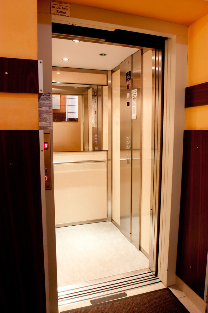 Denisa Hotel โอโตเปนี ภายนอก รูปภาพ
