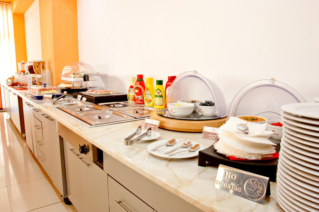 Denisa Hotel โอโตเปนี ภายนอก รูปภาพ