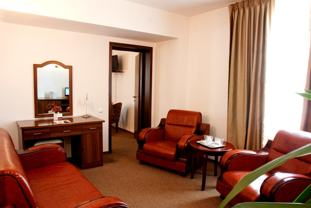 Denisa Hotel โอโตเปนี ภายนอก รูปภาพ